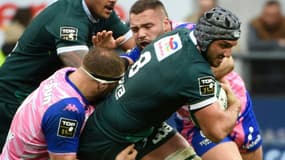 Le troisième ligne géorgien de Pau Beka Gorgadze ballon en main contre le Stade Français en Top 14 le 30 octobre 2021 à Pau