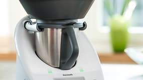 Baptisé TM5, le Thermomix sorti en 2014 peut se connecter au web pour recevoir des recettes grâce à une clé USB.
