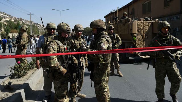 Des soldats de l'Otan sur les lieux d'un attentat suicide à Kaboul, le 11 octobre 2015.