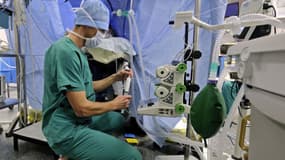 Un anesthésiste prépare une intervention chirurgicale à Angers, octobre 2013. (Photo d'illustration) 