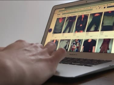 Olivia, 23 ans, qui a déjà vendu plus de 500 articles sur le site Vinted, consulte son profil sur son ordinateur