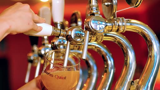 Si on considère tout l'alcool consommé en France uniformément dans toute la population de 15 ans et plus, on obtient une consommation de 27 grammes d'alcool pur par adulte et par jour.