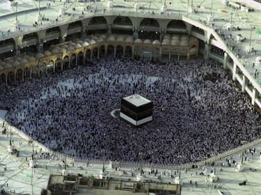 Des milliers de pèlerins se rassemblent à la Grande mosquée de la Mecque pour faire le tour de la Kaaba, le sanctuaire le plus saint de l'islam, à l'occasion du hajj, le grand pèlerinage annuel des musulmans.