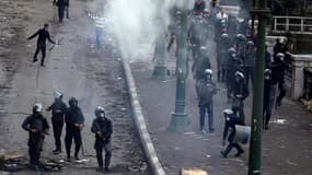 Affrontements entre forces de l'ordre et manifestants au Caire. L'armée égyptienne a mis en garde mardi matin contre les risques d'effondrement de l'Etat alors que des manifestants ont défié le couvre-feu imposé par le président Mohamed Morsi dans trois v