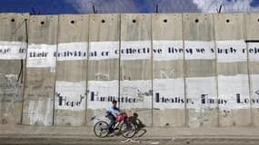 Mur de séparation entre Israël et la Cisjordanie, dans les environs de Jérusalem. Le sommet israélo-palestinien qui devait se tenir à Paris d'ici la fin du mois a été reporté, ont annoncé les services du Premier ministre israélien, Benjamin Netanyahu. /Ph