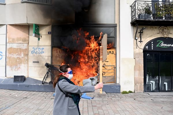 Une agence bancaire incendiée à Nantes le 28 mars 2023.