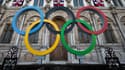 Les anneaux olympiques devant la mairie de Paris