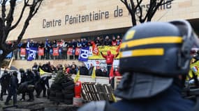 Des CRS tentent de libérer l'accès à la prison des Baumettes, le 24 janvier 2018 à Marseille. 