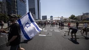 Des manifestants ayant répondu à l'appel du syndicat des travailleurs, Histadrut, protestent pour exiger un accord de cessez-le-feu à Gaza, le 2 septembre 2024 en Israël.