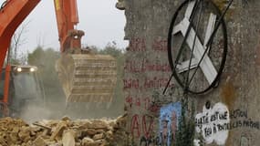 Début de la destruction d'une maison évacuée après avoir été occupée par des opposants au projet d'aéroport de Notre-Dame-des-Landes, mercredi. Alors que des heurts entre forces de l'ordre et militants radicaux et altermondialistes ont lieu depuis mardi,