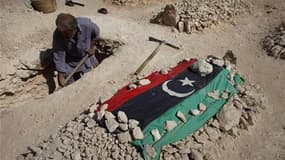 Inhumation d'insurgés libyens tués lors d'un tir de missile près de Nalout, au début du mois. Selon un responsable militaire du Conseil intérimaire au pouvoir en Libye, environ 50.000 personnes ont été tuées dans le pays depuis le début de la révolte cont