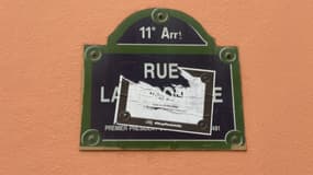 Une plaque de rue dégradée dans le 11e arrondissement de Paris, le 22 décembre 2023. 