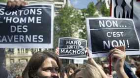 Des femmes participent, le 22 mai 2011 à Paris, à un rassemblement, pour protester contre le "sexisme" en pleine affaire DSK