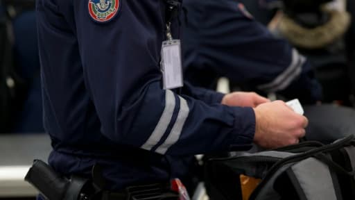 Contrôle douanier le 3 décembre 2015 à l'aéroport Charles-de-Gaulle à Roissy Contrôle douanier le 3 décembre 2015 à l'aéroport Charles-de-Gaulle à Roissy