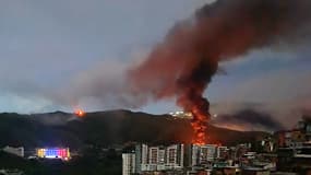 L'incendie qui s'est déclaré à Fuerte Tiuna, le plus grand complexe militaire du Venezuela, est visible de loin après une série d'explosions à Caracas le 3 janvier 2026.