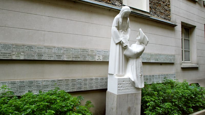 Une statue à l'extérieur de la chapelle Notre-Dame de la Médaille Miraculeuse, à proximité de la Maison des Filles de la Charité, le 11 septembre 2002 à Paris.