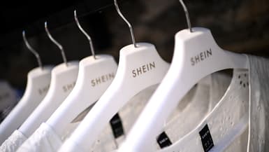 Shein est accusé de produire trop, à très bas prix et de générer des stocks importants d'invendus.