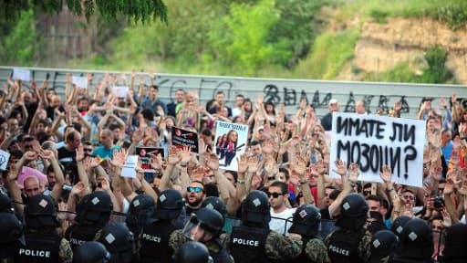 Des manifestants à Skopje devant le ministère des Affaires étrangères demandant la démission du Premier ministre, le 8 mai 2015