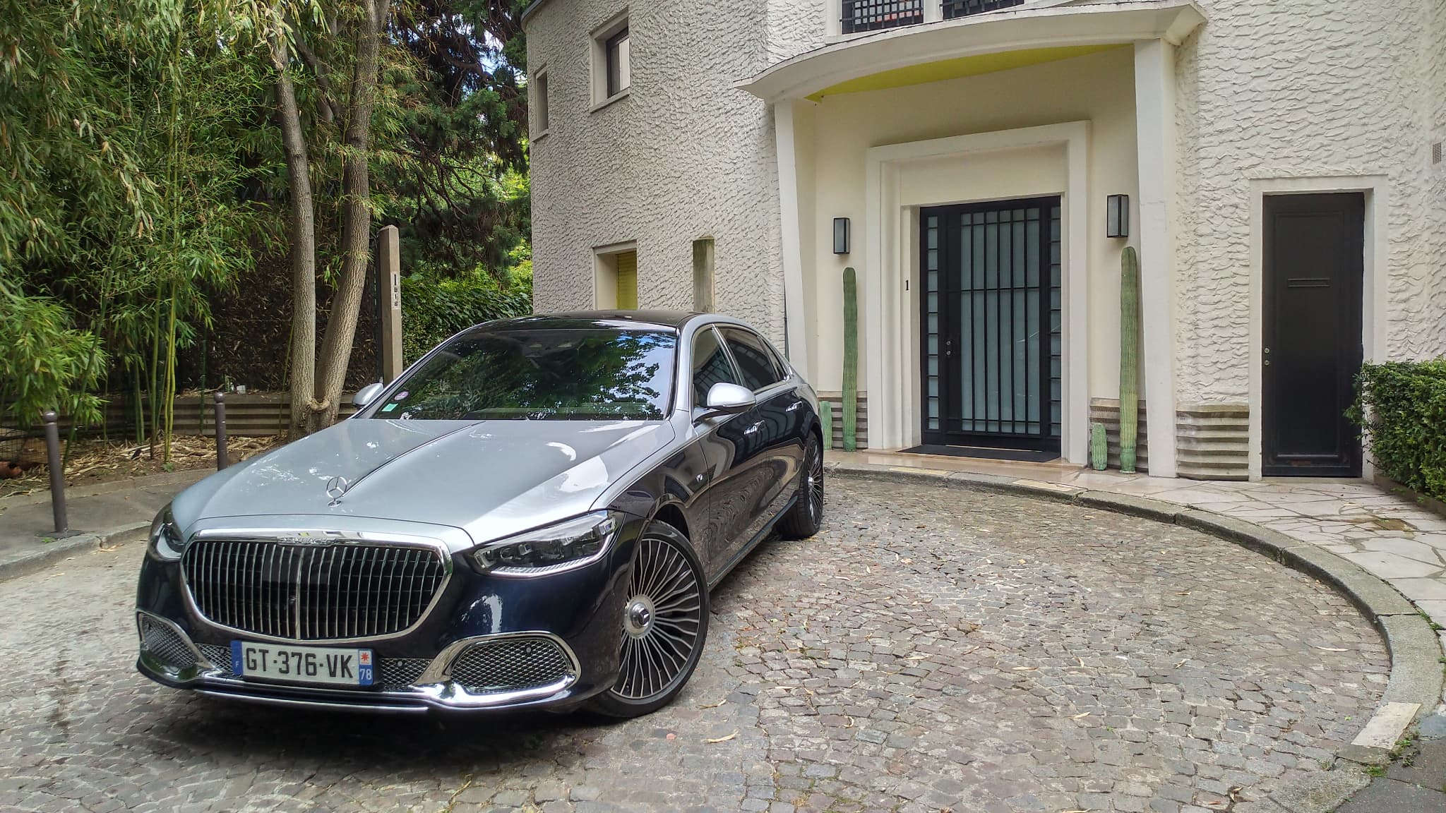 La Mercedes Maybach S680 de notre essai démarre à 247.350,60 euros, un prix de base auquel il faut ajouter les options et un malus de 60.000 euros.