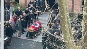 Le cercueil de la militante fasciste Alessia Augello recouvert du drapeau nazi à Rome le 10 janvier 2022. 