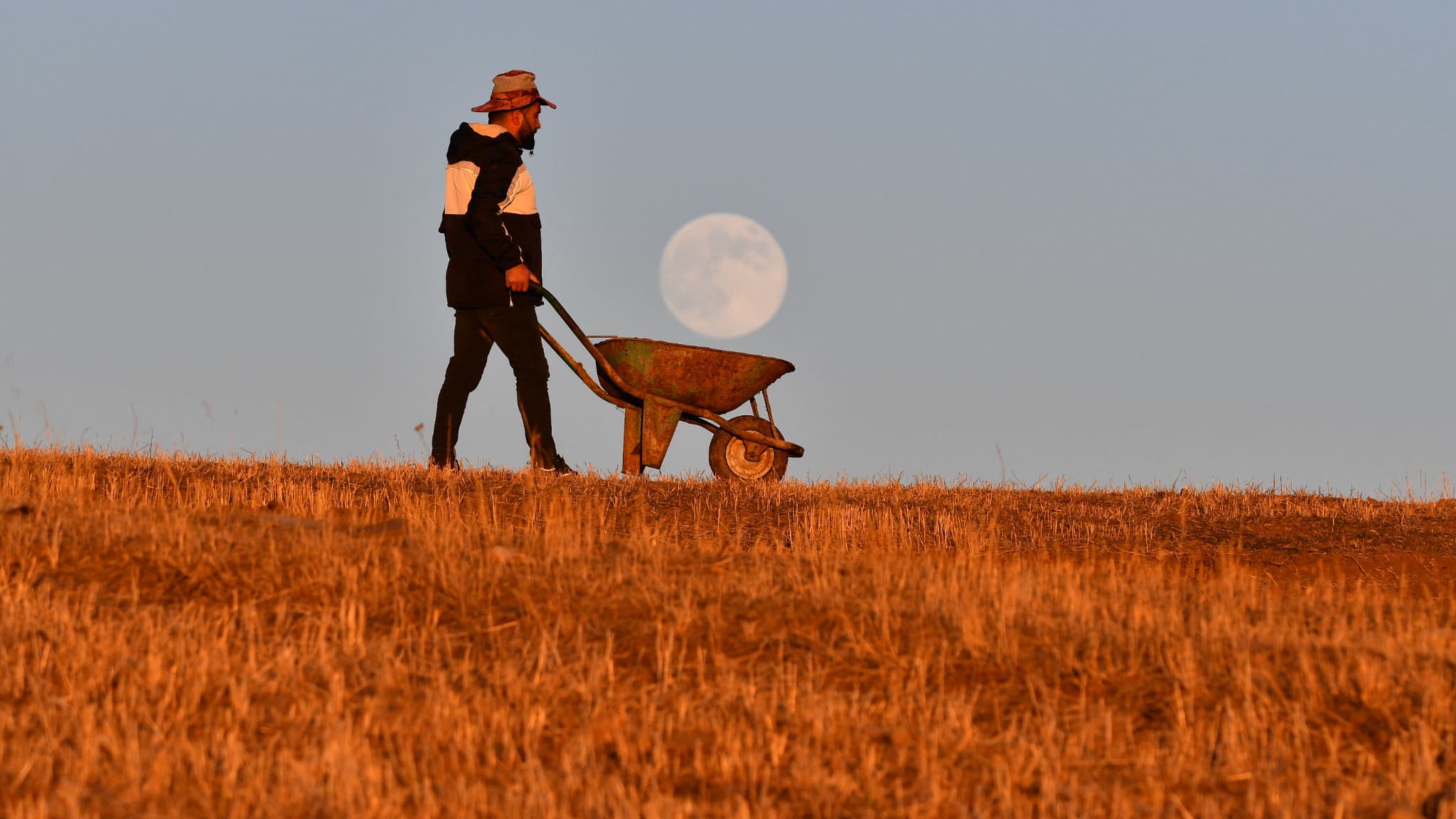 La Super Lune se lève dans le district de Sarikamis, à Kars, en Turquie, le 4 décembre 2025. La Super Lune se lève dans le district de Sarikamis, à Kars, en Turquie, le 4 décembre 2025.
