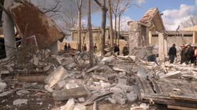 Alep, deuxième ville de Syrie, a été à son tour gagnée par les violences vendredi avec une double explosion qui a fait 28 morts, tandis que Homs subissait de nouveaux bombardements. /Photo prise le 10 février 2012/REUTERS/George Orfalian