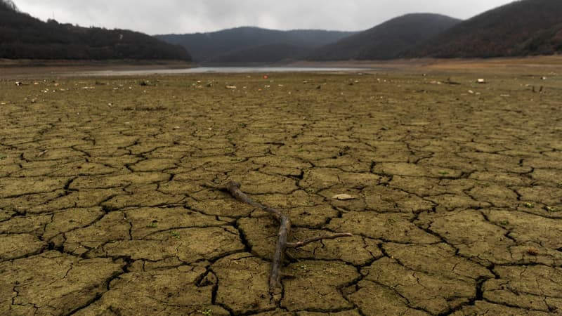 Le 22 janvier 2014, le lit asseché du lac Badovc, au Kosovo, qui alimente Pristina en eau. 