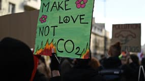 Un panneau lors d'une des manifestations pour le climat, ce samedi, en France. 

