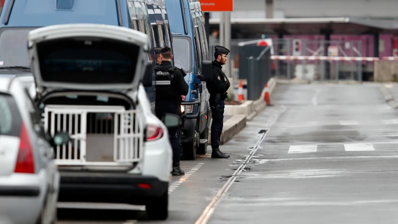 Les deux hommes ont été mis en examen dans le cadre de l'enquête sur l'attaque de militaires à Orly.