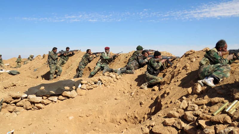 Des soldats de l'armée syrienne près de Raqqa, en février 2016.