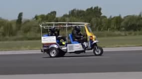 109 km/h en tuk-tuk, le défi fou réalisé par ce Britannique.