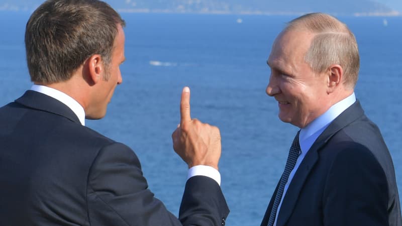 Emmanuel Macron et Vladimir Poutine devant la Méditerranée. 