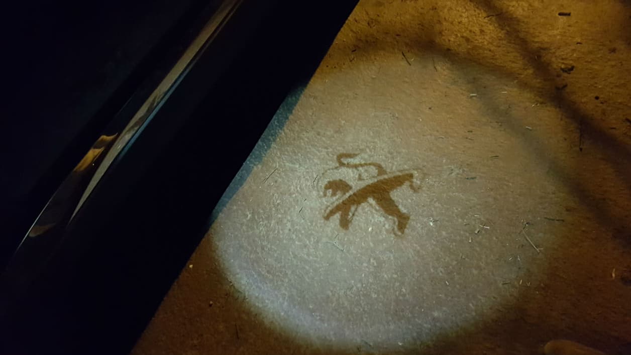 Le projecteur de rétro permet d'afficher son amour du lion et aussi plus basiquement d'éclairer le sol. Et rappelle la Ford Mustang, qui fait de même avec son célèbre pony. Ou comment allier l'esthétique au pratique. Le projecteur de rétro permet d'afficher son amour du lion et aussi plus basiquement d'éclairer le sol. Et rappelle la Ford Mustang, qui fait de même avec son célèbre pony. Ou comment allier l'esthétique au pratique.
