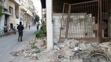 Combattant de l'Armée libre syrienne dans une rue de Homs. Au lendemain de l'interview de Bachar al Assad à la chaîne de télévision du Hezbollah, l'horizon de la conférence internationale sur la Syrie s'est encore obscurci, vendredi, l'opposition esquissa