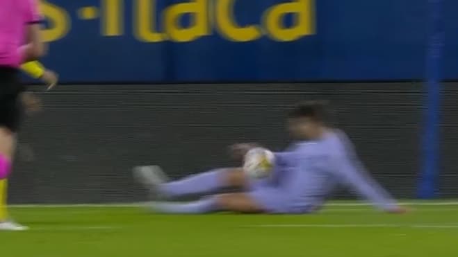 La main de Piqué dans sa surface La main de Piqué dans sa surface