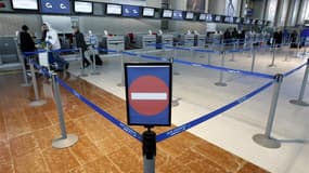 Passagers bloqués à l'aéroport de Nice en raison d'une grève. Le Parlement français a adopté définitivement dans la nuit de mercredi à jeudi une proposition de loi UMP controversée dont l'objet est d'encadrer le droit de grève dans les transports aériens