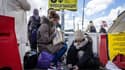 Des jeunes réfugiés ukrainiennes attendent un bus après avoir franchi la frontière avec la Pologne, le 8 avril 2022 à Medyka
