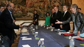 La Première ministre française Elisabeth Borne (2e à d) et le ministre de l'Intérieur français Gérald Darmanin (3e à d) reçoivent des membres de la délégation du FLNKS sur l'avenir institutionnel de la Nouvelle-Calédonie à Paris, le 11 avril 2023