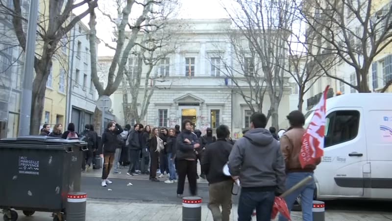 Réforme des retraites: des élèves manifestent à nouveau devant le lycée Thiers à Marseille