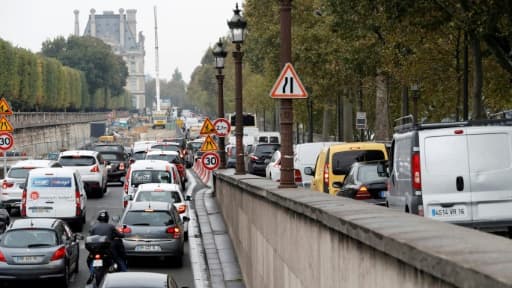 Embouteillages sur le Quai des Tuileries à Paris, où les voies sur berges ont été fermées à la circulation, le 13 octobre 2016