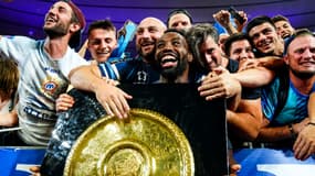 Les joueurs de Montpellier avec le Bouclier de Brennus