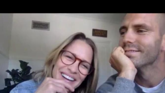 Carole et Antoine, en discussion zoom avec Robin Wright et Clément Giraudet