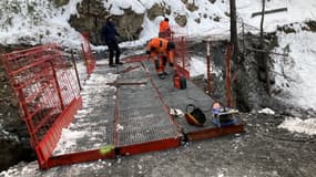 Une passerelle piétonne provisoire installée pour relier Risoul à son hameau de Barbein (Hautes-Alpes), début décembre 2023.