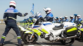 La Préfecture de police dévoile l'entraînement des motards pour le défilé du 14 juillet sur les Champs Elysées