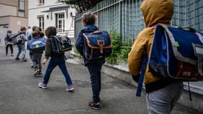 Des élèves entrant en classe en respectant des mesures de distanciation, le 12 mai 2020 à Paris (photo d'illustration)