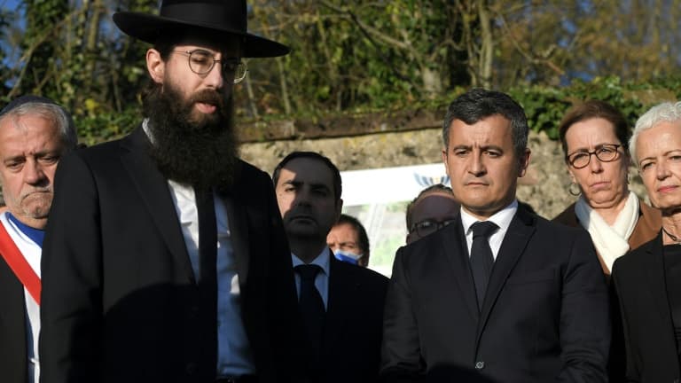 Gérald Darmanin, le grand rabbin de Strasbourg Harold Abraham Weill lors d'une cérémonie au cimetière juif de Sarre-Union dans le Bas-Rhin le 28 octobre 2021