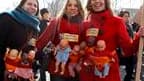 Manifestation des personnels des crèches à Paris qui protestent contre une réforme des règles d'accueil des bébés. /Photo prise le 11 mars 2010/REUTERS/Charles Platiau