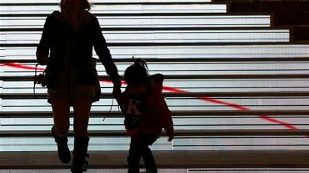 Les députés ont adopté vendredi un amendement qui gèle les prestations familiales jusqu'au 1er avril, ce qui devrait permettre d'économiser 130 à 140 millions d'euros. /Photo d'archives/REUTERS/Issei Kato