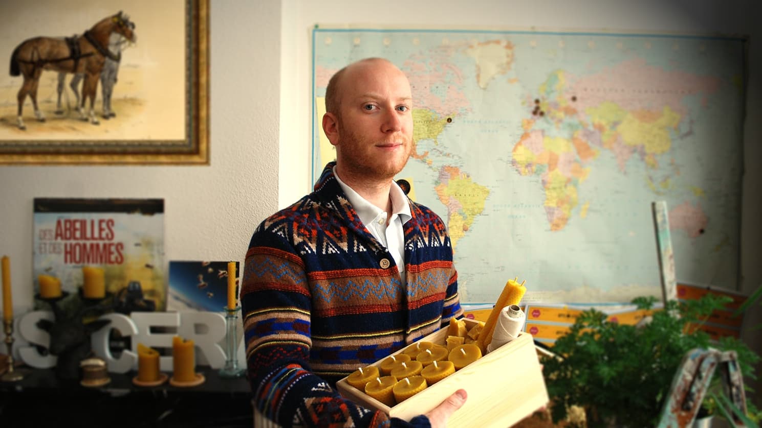 Charles van Valkenburg, 33 ans, est passé du web de Louis Vuitton à la fabrication de bougies en cire d'abeille. Charles van Valkenburg, 33 ans, est passé du web de Louis Vuitton à la fabrication de bougies en cire d'abeille.