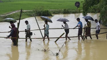 Des Rohingyas traversent une rivière au Bangladesh, le 17 septembre 2017.